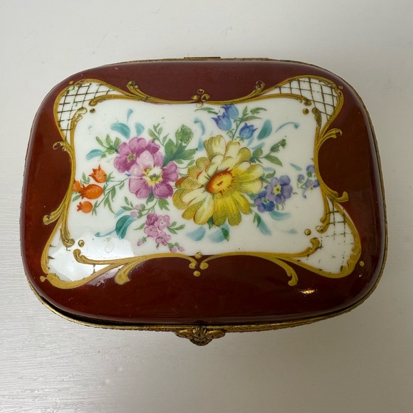 France Hand Painted Plum Porcelain Hinged Trinket Box With Matching Trinket Tray - Picture 6 of 13